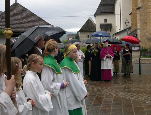 Weihbischof Dr. Laun blickt zweifelnd in den Himmel